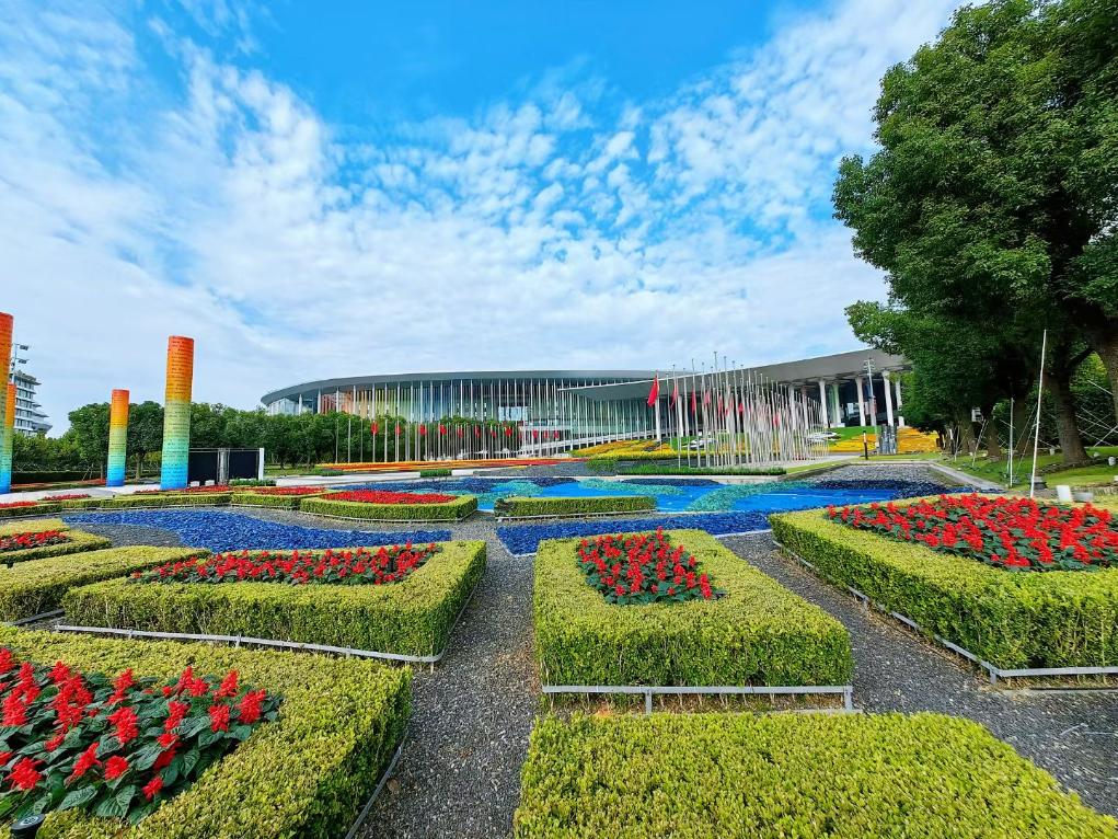 第六届进博会场馆景观装饰全面“定妆”米乐 M6米乐(图1) 第六届进博会场馆景观装饰全面“定妆”米乐 M6米乐(图1)