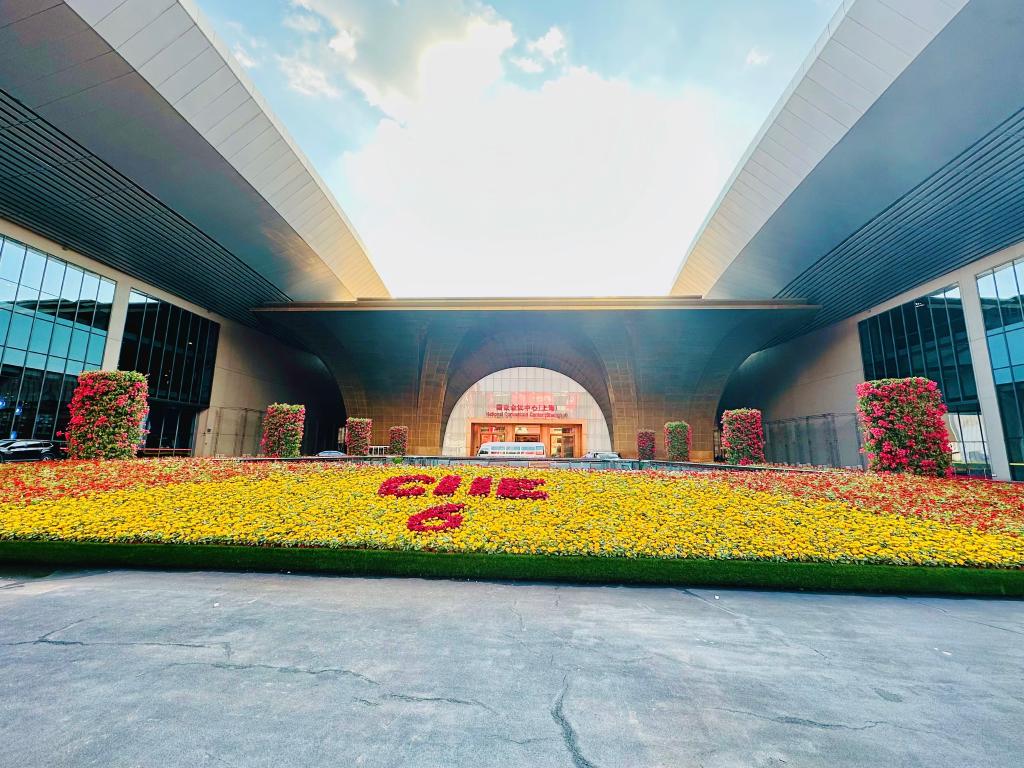 第六届进博会场馆景观装饰全面“定妆”米乐 M6米乐(图2) 第六届进博会场馆景观装饰全面“定妆”米乐 M6米乐(图2)