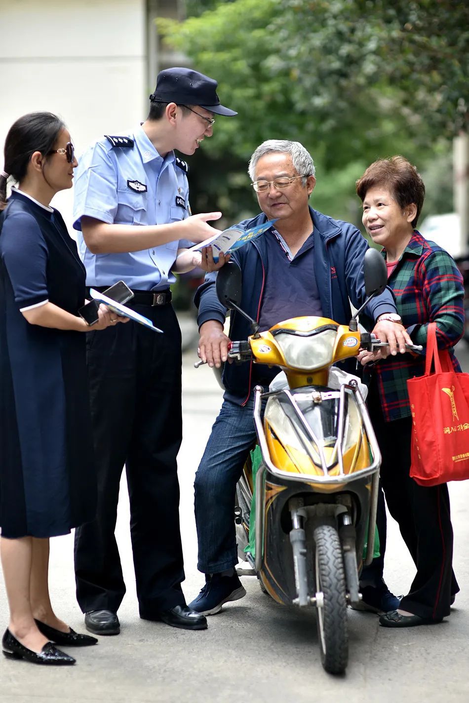 米乐 M6米乐营造舒适安静生活环境!宝山这个小区“三所联动”解决装修噪音扰民(图3) 米乐 M6米乐营造舒适安静生活环境!宝山这个小区“三所联动”解决装修噪音扰民(图3)