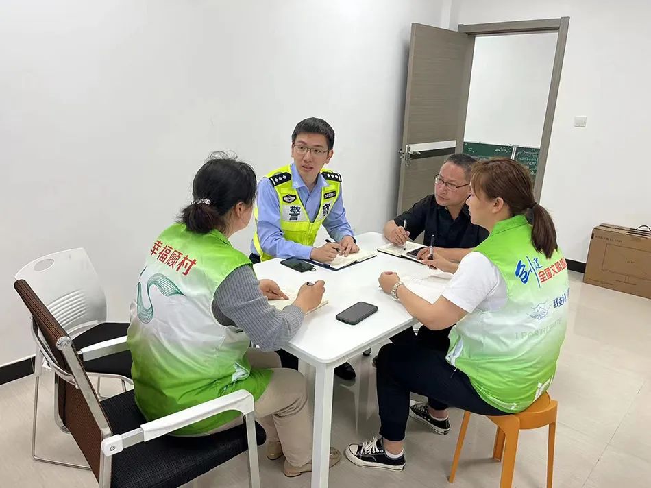 米乐 M6米乐营造舒适安静生活环境!宝山这个小区“三所联动”解决装修噪音扰民(图2) 米乐 M6米乐营造舒适安静生活环境!宝山这个小区“三所联动”解决装修噪音扰民(图2)