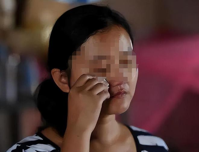 “他自己掉下去凭啥我赔?”男子装防盗网坠亡家属索赔200万(图4) “他自己掉下去凭啥我赔?”男子装防盗网坠亡家属索赔200万(图4)