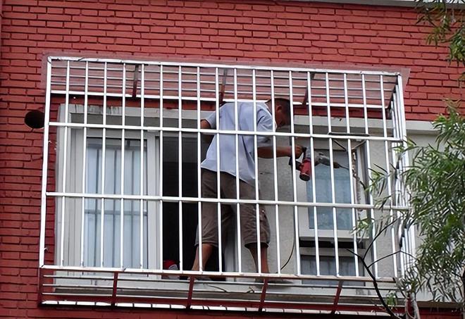 “他自己掉下去凭啥我赔?”男子装防盗网坠亡家属索赔200万(图1) “他自己掉下去凭啥我赔?”男子装防盗网坠亡家属索赔200万(图1)