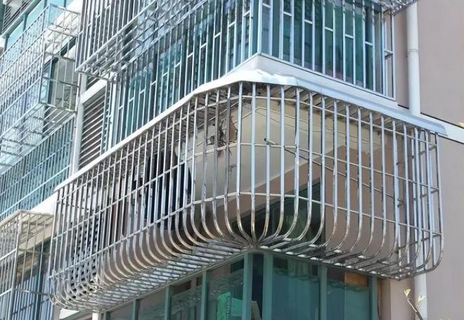 “他自己掉下去凭啥我赔?”男子装防盗网坠亡家属索赔200万(图2) “他自己掉下去凭啥我赔?”男子装防盗网坠亡家属索赔200万(图2)