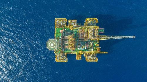 “深海一号”大气田完成投产后首次凝析油舱清舱检测作业(图1) “深海一号”大气田完成投产后首次凝析油舱清舱检测作业(图1)