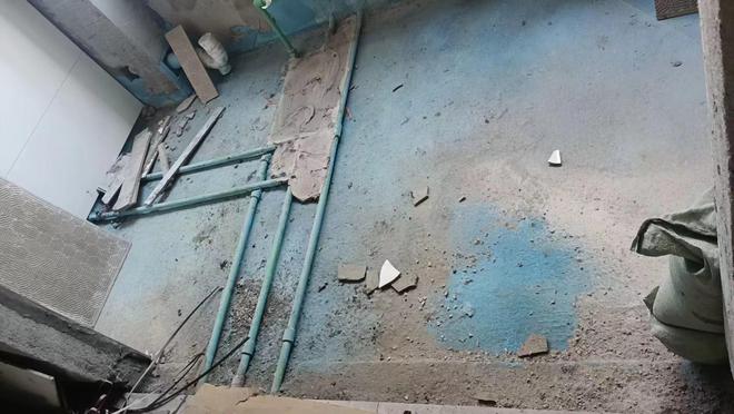 装修公司留一地垃圾失联 女业主很崩溃：只能继续租房(图1)