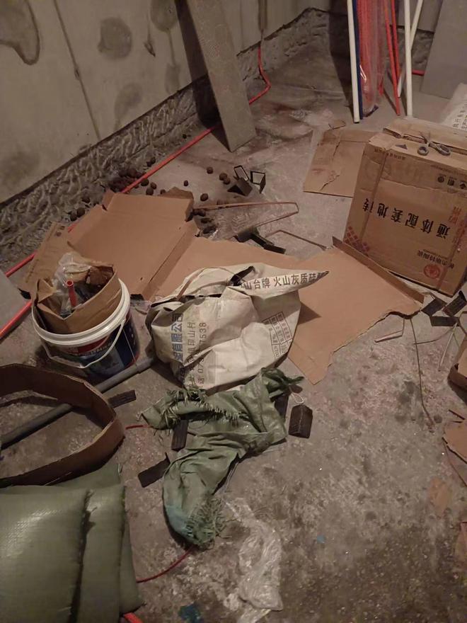 装修公司留一地垃圾失联 女业主很崩溃：只能继续租房(图2)