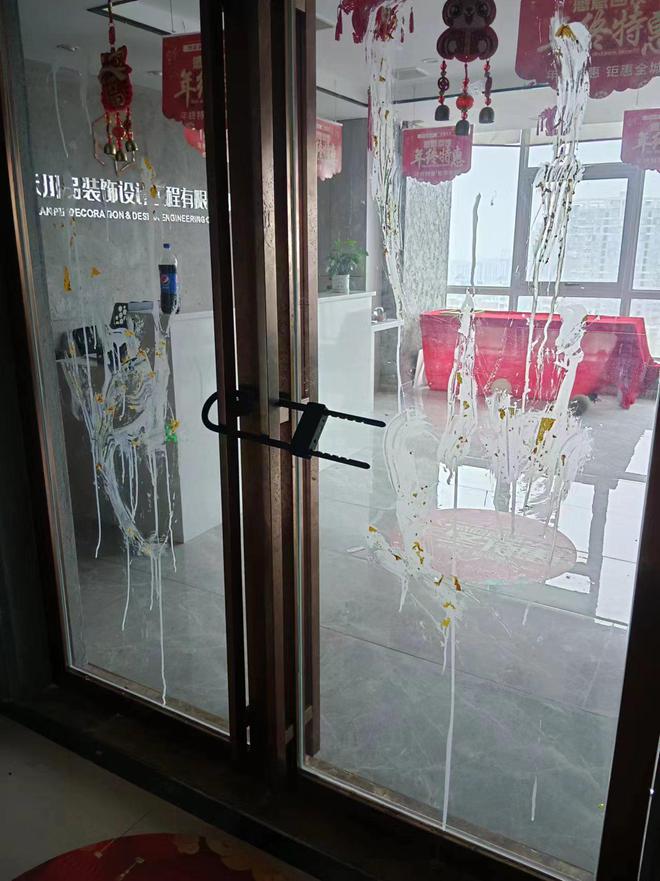 装修公司留一地垃圾失联 女业主很崩溃：只能继续租房(图3)