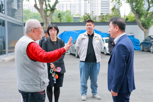 中建八局三公司装饰分公司与燕子矶街道化纤新村社区开展公益维修活动(图2) 中建八局三公司装饰分公司与燕子矶街道化纤新村社区开展公益维修活动(图2)
