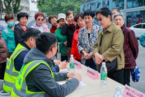 中建八局三公司装饰分公司与燕子矶街道化纤新村社区开展公益维修活动(图1) 中建八局三公司装饰分公司与燕子矶街道化纤新村社区开展公益维修活动(图1)