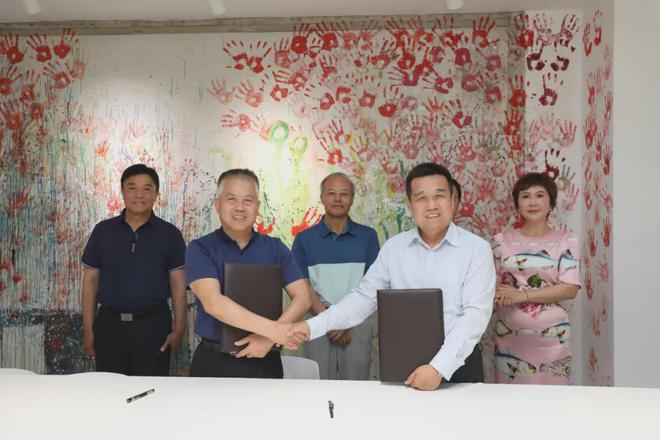 爱是一种宗教——于彦忠参观婧美馆并与孔蜀筠、张大力签约(图2)