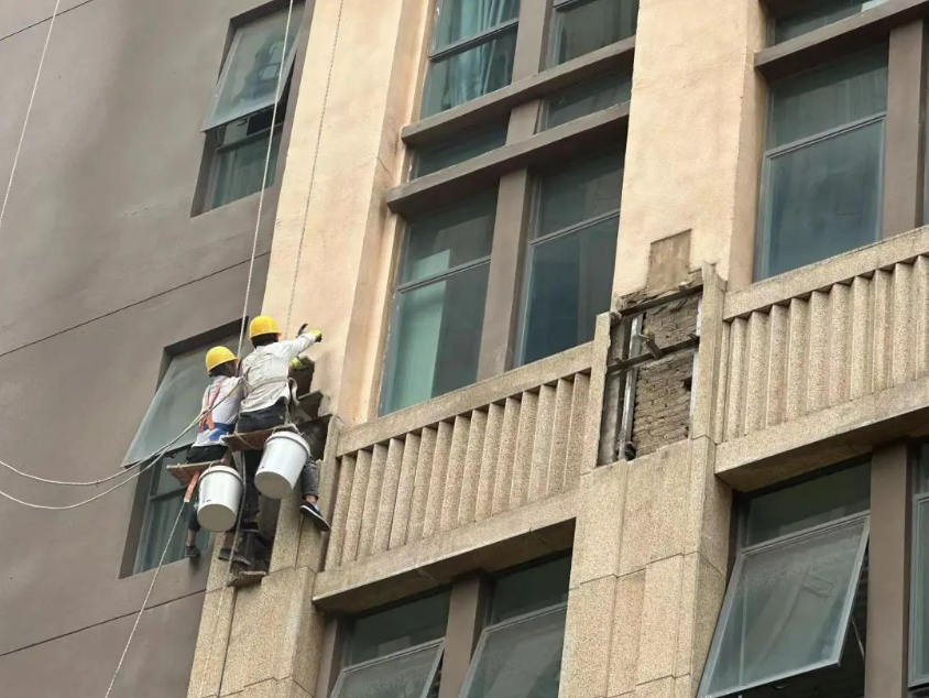 外卖员被小区外墙装饰砖砸中身亡业主称系19岁兼职大学生多方回应(图1) 外卖员被小区外墙装饰砖砸中身亡业主称系19岁兼职大学生多方回应(图1)