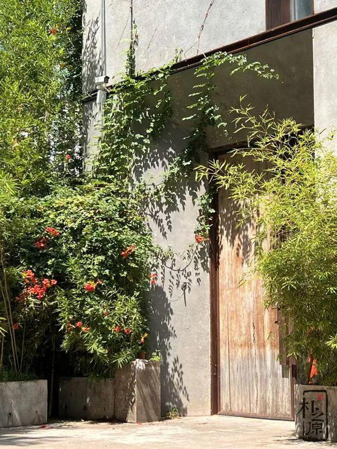 冷峻与温柔：混凝土装饰板的现代建筑新篇章(图1)